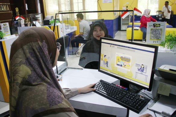 An official explains procedures to a taxpayer on March 3, 2024, at the tax office of Palangka Raya, the capital of Central Kalimantan.