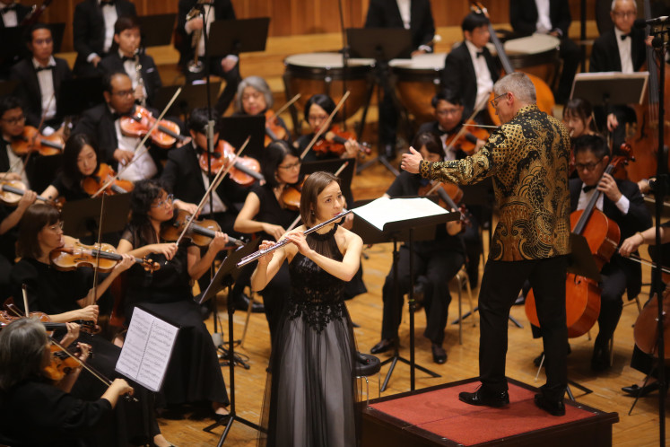 Solo act: Flutist Emma Hochschild takes the center spot as her father, Henrik Hochschild (right), conducts the Amadeus Symphony Orchestra, during the 'Winter Is Coming’ concert on May 3 in Jakarta. The concert was a collaboration between Amadeus Symphony and Tokyo Symphony Orchestra. 