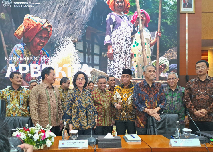 Finance Minister Sri Mulyani Indrawati (third left, front) poses for a “family photo” on May 23, 2025, including Customs and Excise Director General Djaka Budhi Utama (left) and Tax Director General Bimo Wijayanto (right), during a press conference on the state budget at the Finance Ministry in Central Jakarta.