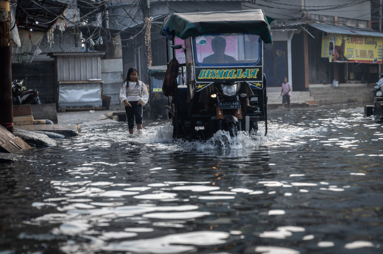 Residents walk through tidal flooding in Muara Angke, North Jakarta, on June 25, 2025) The Jakarta Disaster Mitigation Agency (BPBD) has urged communities living along the city’s northern coast to remain alert for potential tidal flooding triggered by the super new moon phenomenon, which is expected to last until June 29, 2025.